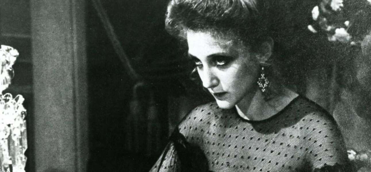 We continue our chronological look at the career of Carol Kane on PRAISING KANE with the surreal 1981 French drama THE GAMES OF COUNTESS DOLINGEN, partially based on the works of Unica Zürn (with a bit of Bram Stoker thrown in for good measure). A complex, twisting and often quite shocking film, it puzzled and intrigued our hosts who came away from it with two very different perspectives, and sparked a conversation about how much knowledge (or research) should be expected from an audience before watching a film. It's more fun that that sounds! CHECK IT OUT!